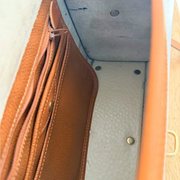 Vintage Dooney & Bourke Essex Crossbody | White & British Tan | AWL USA Made - Picture 7 of 7